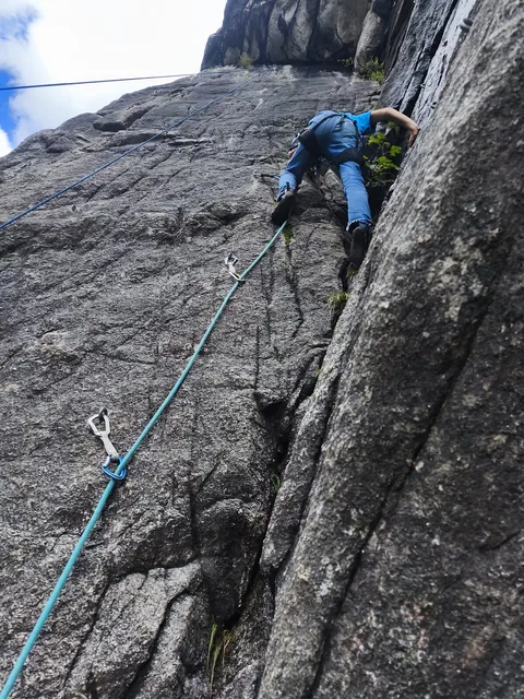 Ascension en grande voie sur une paroi du Vercors