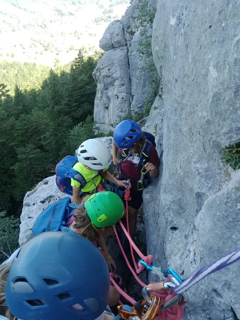 Groupe en descente sur corde parmi les aiguilles calcaires