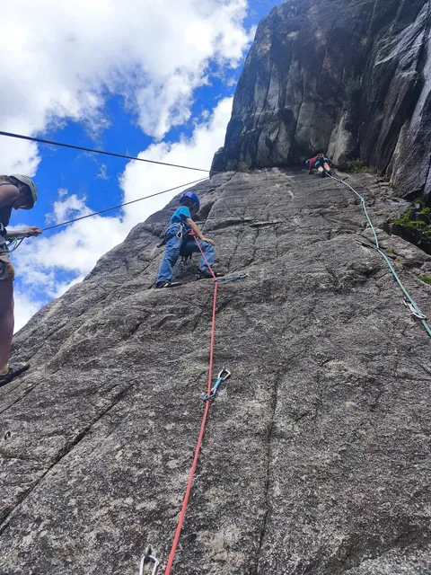 Grimpeur en grande voie sur une aiguille calcaire