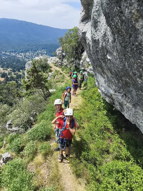 Groupe en marche d’approche sur une crête du Vercors