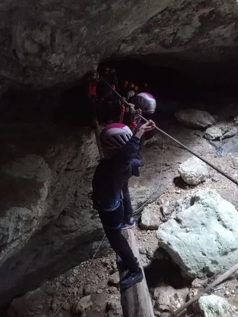 Descente sur corde à l’entrée d’une grotte du Vercors