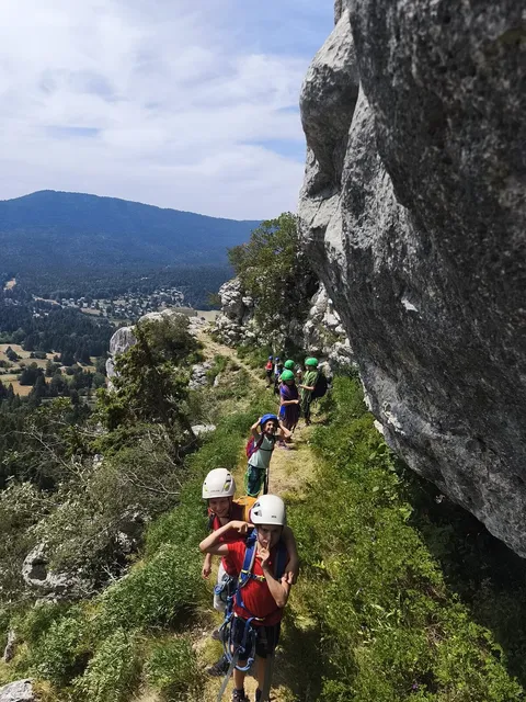 Marche d’approche d’un groupe en stage, vue sur la vallée