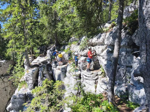Sortie encadrée entre les piliers calcaires du Vercors