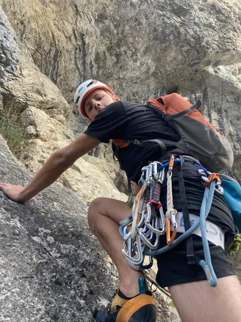 Grimpeur dans un dévers, sous un toit rocheux