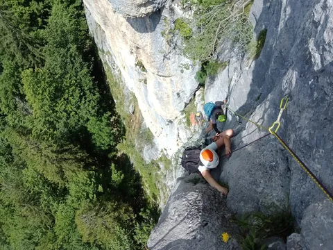 Groupe en progression dans les gorges d’un canyon du Vercors