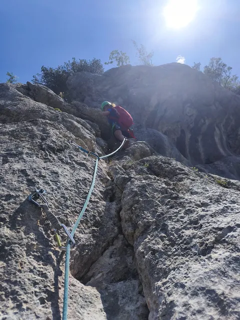 Silhouette d’un grimpeur à contre-jour sur la falaise