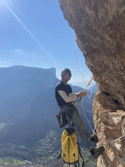 Grimpeur dans un dévers sur le calcaire du Vercors